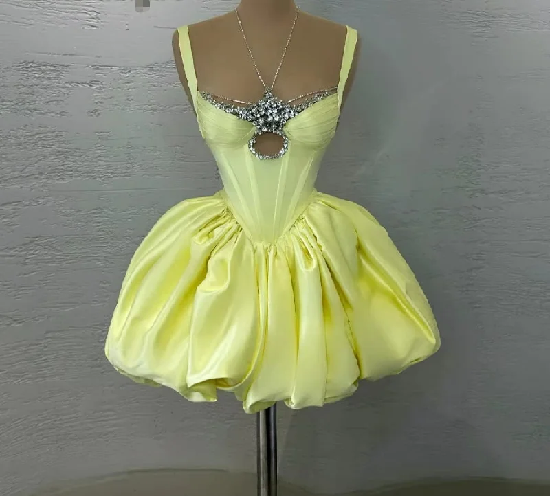 Fashionable Satin Homecoming Dresses Rhinestones Pleat Spaghetti Straps A-line Mini Vestidos De Festa Made To Order